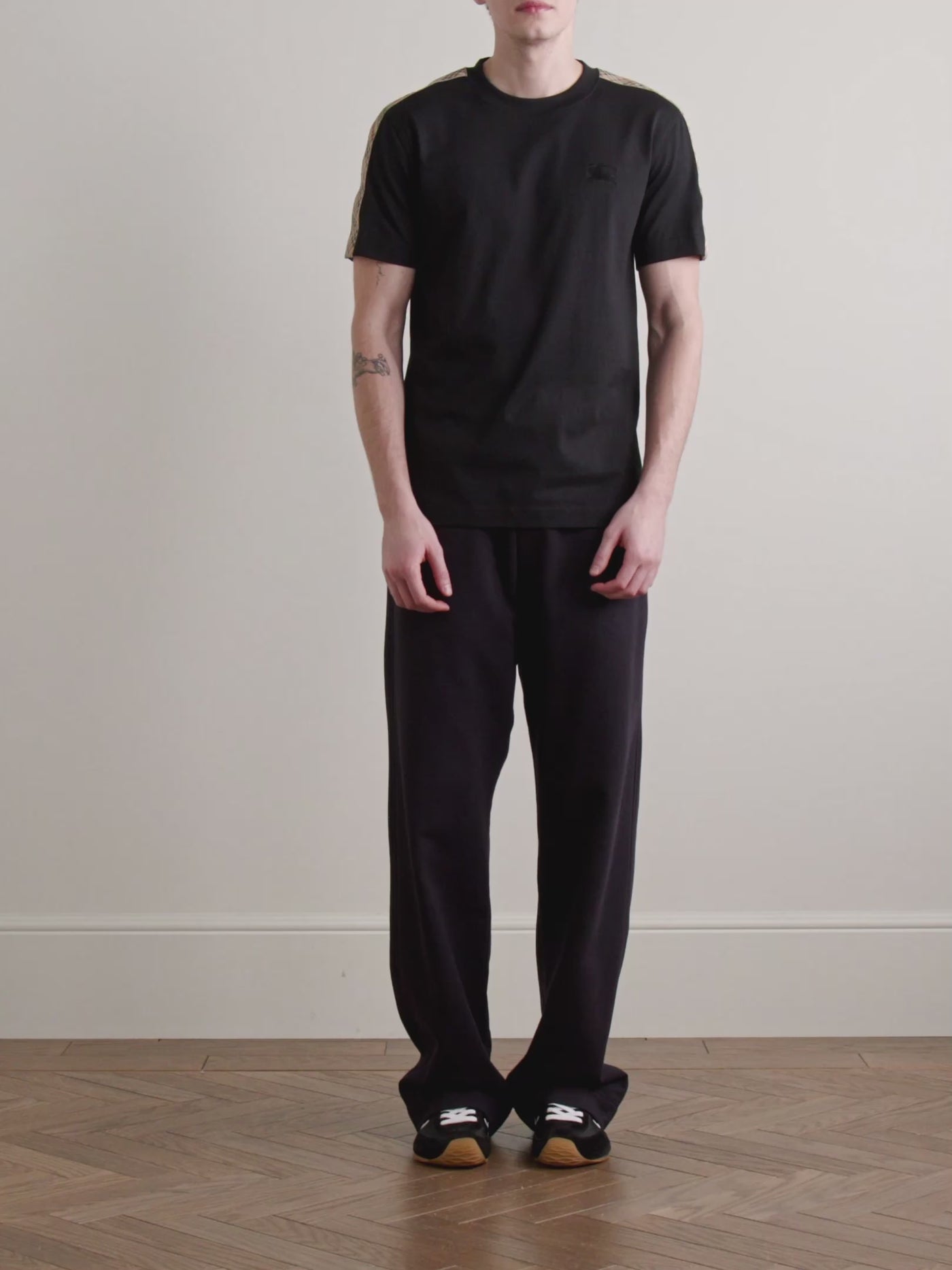 ברברי טי שירט צבע שחור CHECK-TRIM T-SHIRT